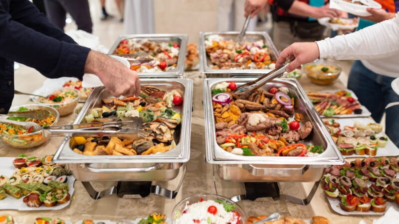 Traiteur ou cuisine maison pour un événement : que choisir et pourquoi ?